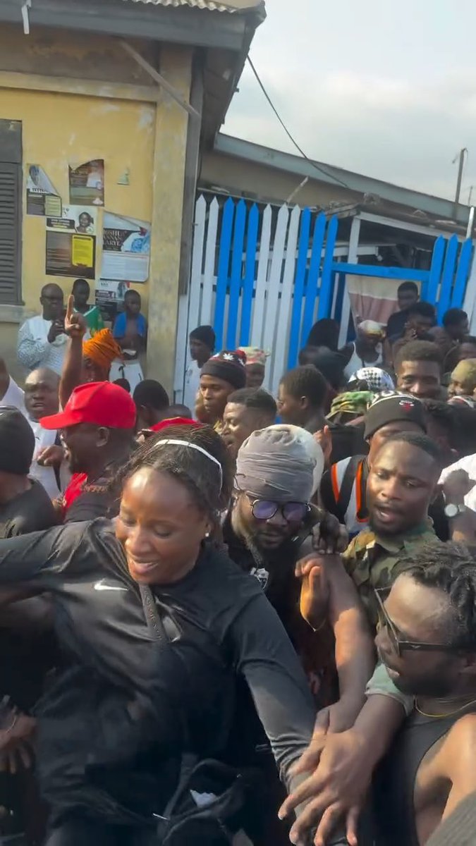 Naa Ashorkor dem dey kpontor like that 😂. She’s definitely breaking down from tiredness after this experience 😂 Ghanaian broadcaster Naa Ashorkor joins the Teshie community to celebrate the Teshie Homowo Kpaashimor I just love her. She puts her on community on!