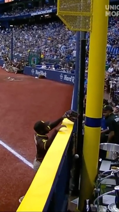 Si te lo contamos, no nos creerías... 😅😳. Así empataron los Rays el juego ante los Padres en la parte baja de la novena, Tampa Bay terminó ganando el juego en extra innings 🫣.