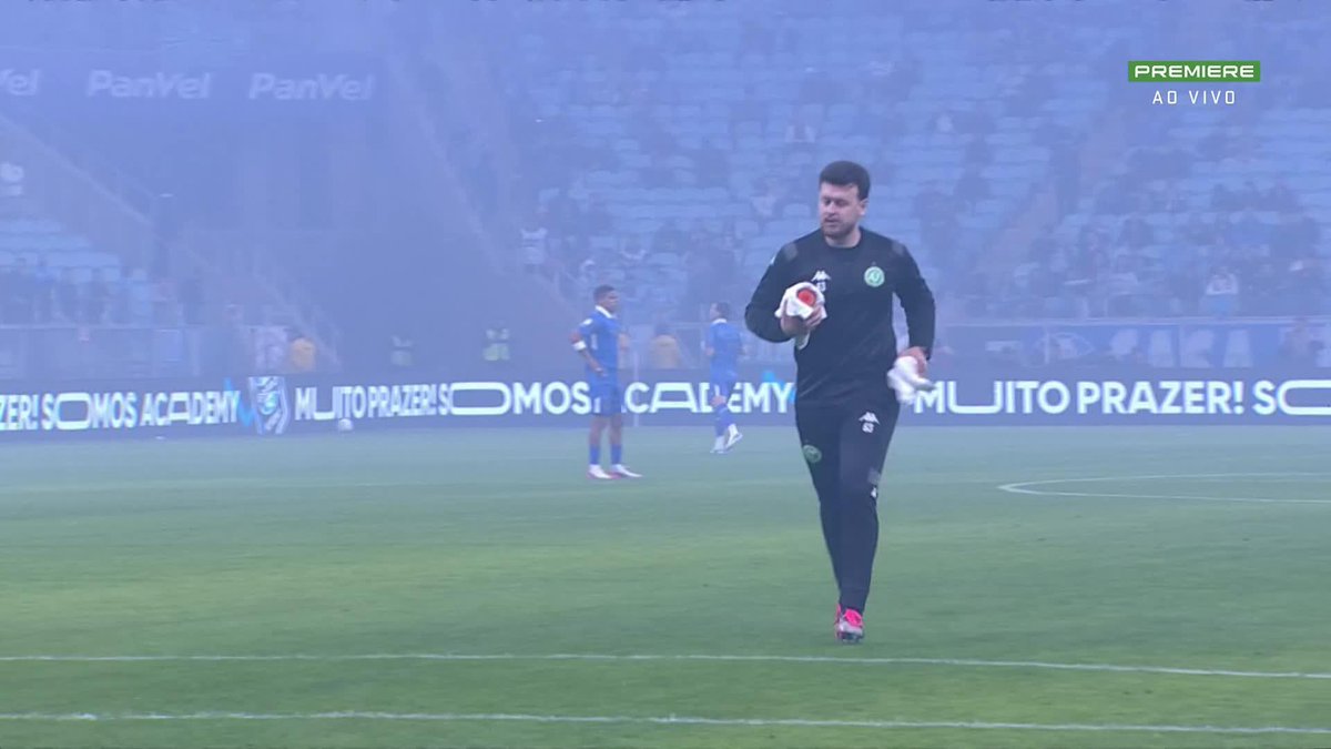 😳 Cena inusitada antes de Grêmio x Chapecoense! Jogadores encontraram um pedaço de cano enterrado sob a marca central do gramado. 🎥 Premiere