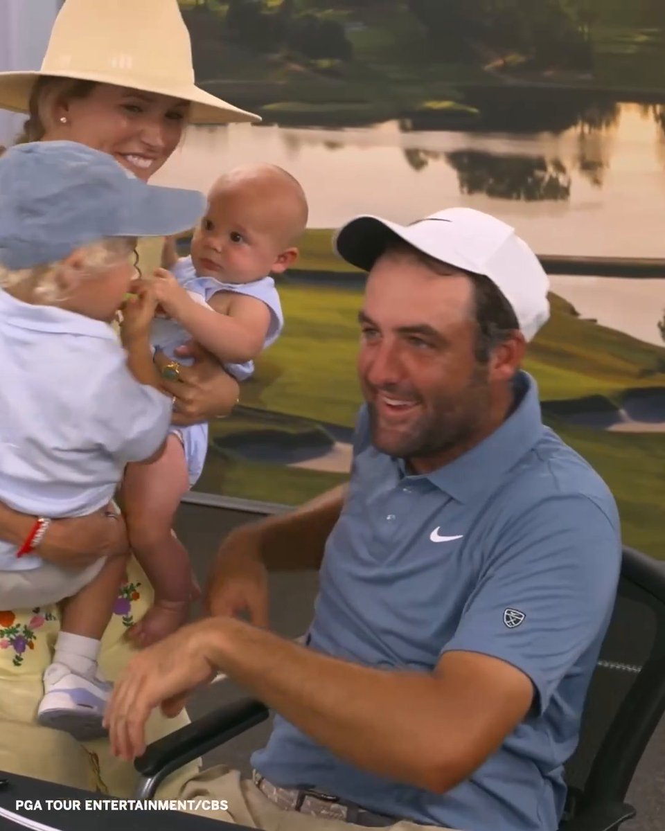 Scottie Scheffler wrapped up his win at the Tour Championship then shared a special moment with his family ❤️ He joins Tiger Woods and Rory McIlroy as the only players to win multiple FedExCup titles 🏆🏆