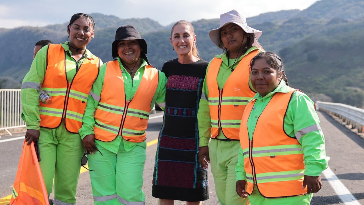 #2InformeDeGobierno | Avanzamos en la construcción de 709 kilómetros de carreteras y 135 caminos artesanales en el país. Además, reparamos baches de la red carretera federal. #HonestidadyResultados