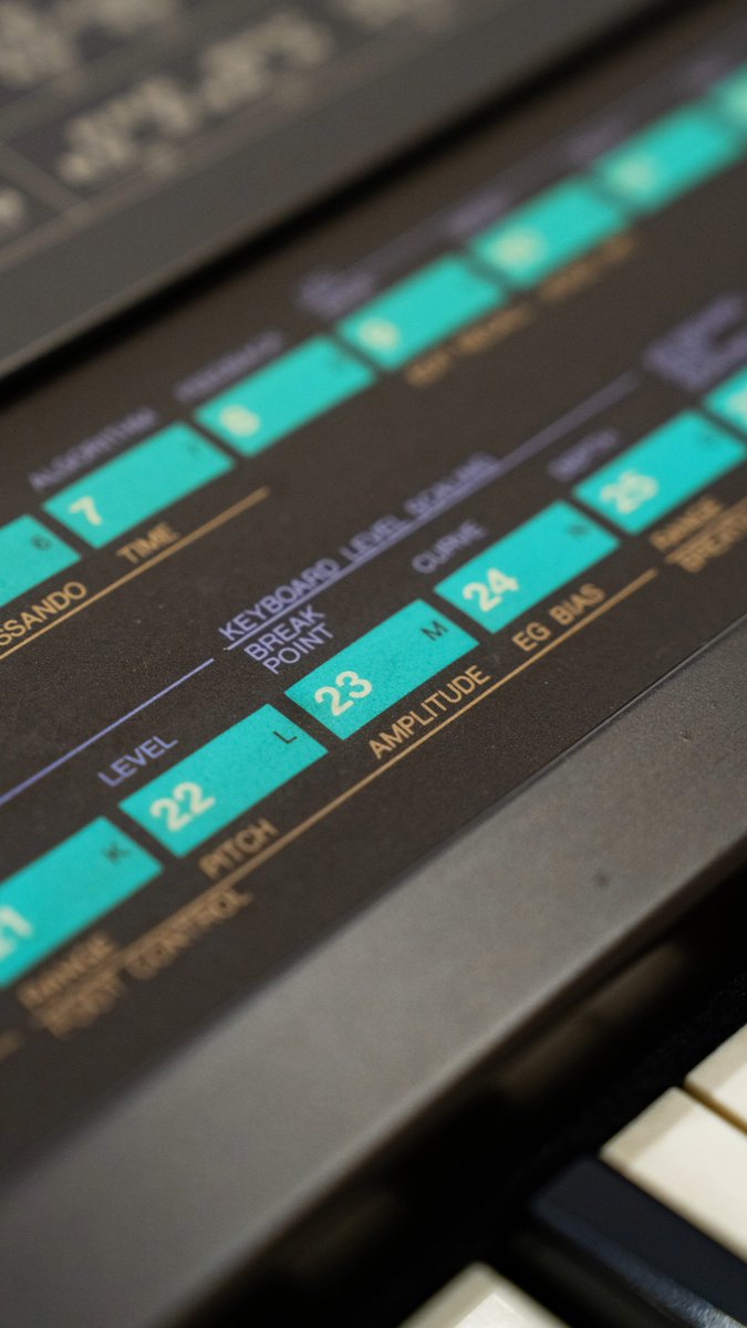 SOUND TRIVIA | DX7 🎹 音作りに新しい可能性をもたらしたシンセサイザー「DX7」。 実は操作ボタンの色が、初音ミクの衣装デザインのモチーフになっていることを知っていますか？ 音の世界から生まれた色彩が、今ではポップカルチャーの一部に。生産は終了していても、DX7のDNAは今もなお新しい音楽の中に息づいています。 初音ミクの姿にDX7の面影を見つけられましたか？👀 Art by KEI © CFM #Yamaha #初音ミク #HatsuneMiku #DX7