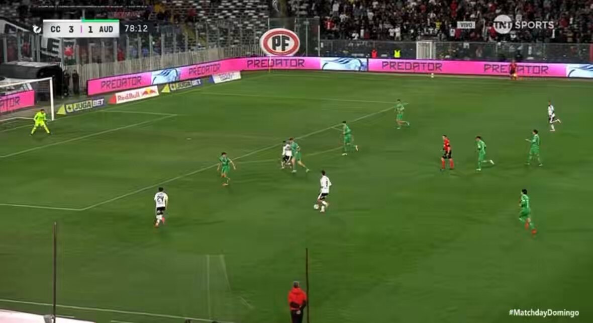 el mejor 9 del campeonato juega en Colo Colo y se llama Javier Correa.