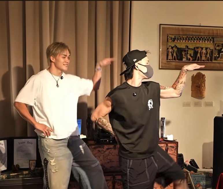 ジョリーさんと細川さん It's Meを踊る。