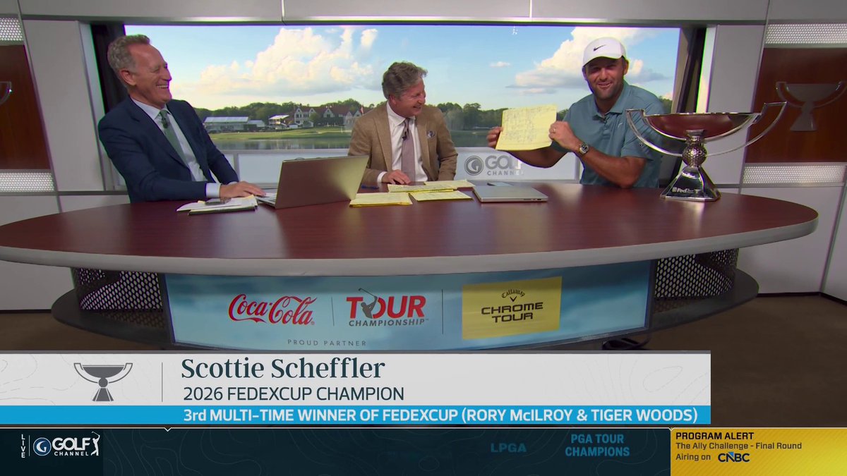"He's got 10 pages like that..." Scottie Scheffler admires Brandel Chamblee's detailed notes of his round ⬇️