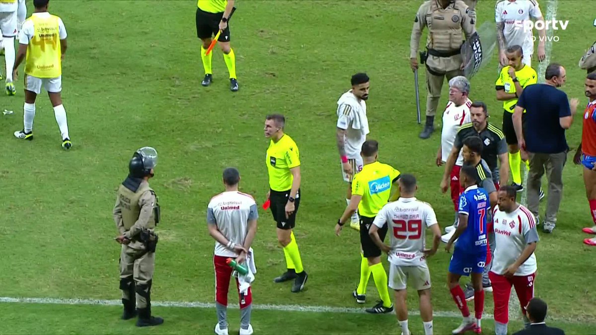 Princípio de treta logo após o apito final de Bahia 3 x 2 Internacional. #futebol #bahia #internacional #brasileirao