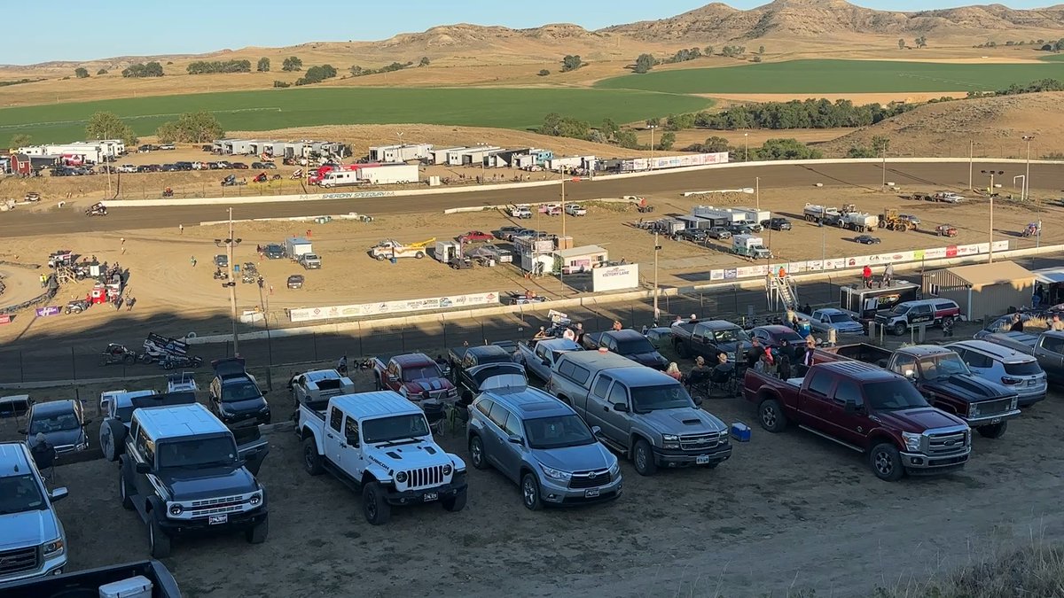 Most tracks have people park and walk to their seats. Sheridan is built different😤