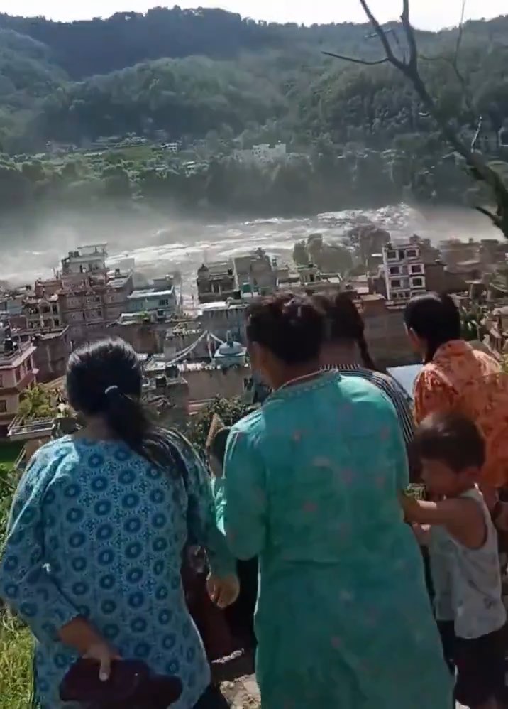 एक इन्चले बचेका सयौं ज्यानहरु! #nepal #highlight #everyoneシ゚