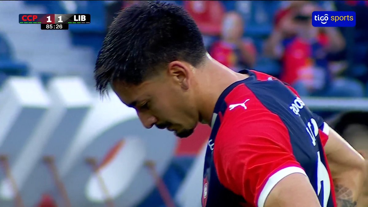 😅🇦🇷🇵🇾 Gustavo Costas SALIÓ CORRIENDO PARA ADENTRO DE LA CANCHA cuando sancionaron el penal para Cerro Porteño. Finalmente LO ERRARON y terminó 1-1. ❌