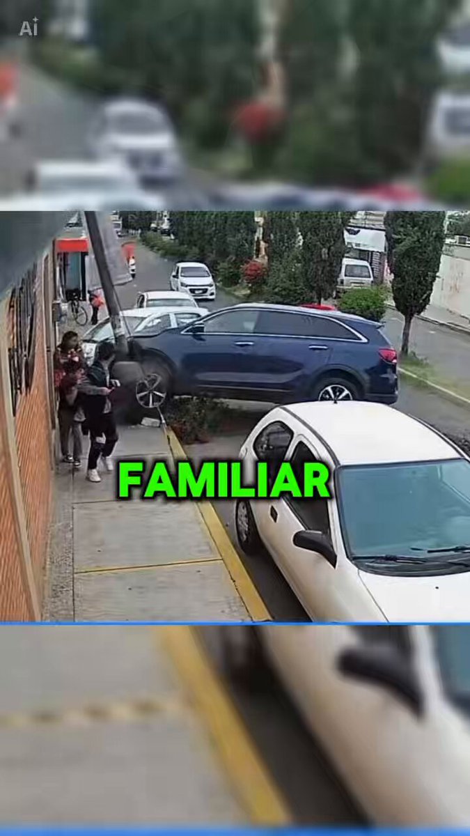 De milagro la cuentan: la conductora inexperta que chocó en la calle Cholula (Momoxpan) estuvo a nada de llevarse a una familia entera que pasaba por la banqueta. 🚨