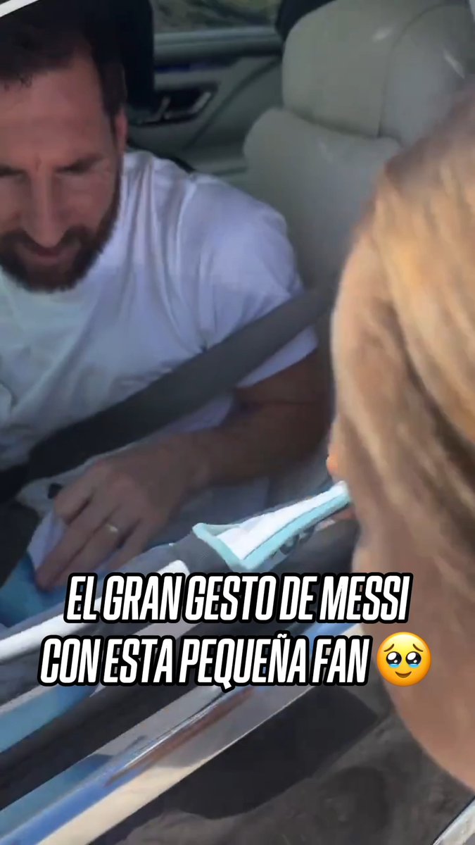 ¡QUÉ GRANDE MESSI! 👏 🤩 Leo Messi esperó a que esta fan fuera a su carro para firmarle una playera a esta pequeña fan. 📹 messi10_rey