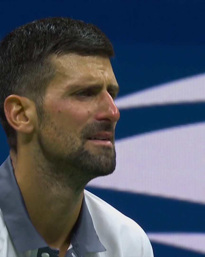 CES IMAGES… 🥺 Blessé et submergé par l’émotion au cours du cinquième set face à Mariano Navone, Novak Djokovic 🇷🇸 n’a pas pu retenir ses larmes avant de s’incliner pour la première fois au premier tour de l’US Open. 💔