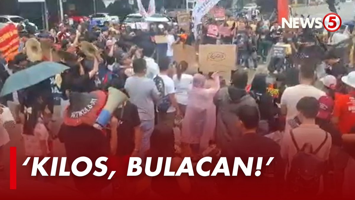 ‘SUKANG-SUKA NA KAMI SA KORUPSYON!’ Nagkasa ng kilos-prostesta ang nasa 400 katao mula sa iba’t ibang organisasyon sa Malolos City Hall Compound sa Bulacan pasado alas-8 ng umaga ngayong Lunes. Bitbit ng mga nagtipon ang mga placard na naglalaman ng mga panawagan at pagtuligsa kaugnay ng usapin sa flood control, na iniuugnay sa kaliwa’t kanang pagbaha sa ilang lugar sa lalawigan ng Bulacan. | via Thony Arcenal