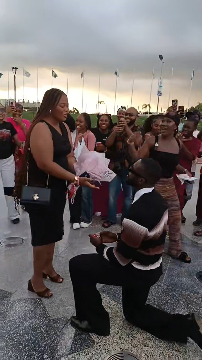 Public proposal takes unexpected turn as lady rejects man at Abuja City Gate