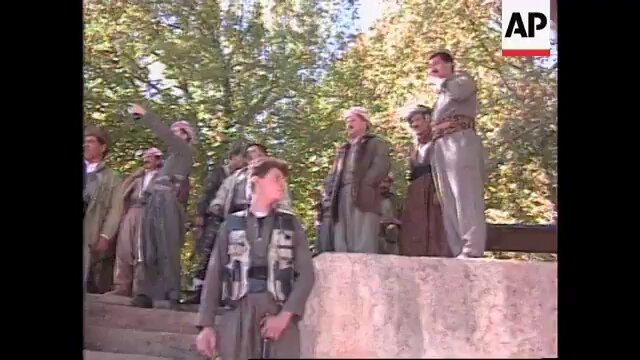 Tarihte Bugün Kürt İç savaşının 30.Yıl dönümü İrak Kürdistan Bölgesi 31 Ağustos 1996 tarihinde Mesut Barzani liderliğindeki KDP ile Celal Talabani liderliğindeki YNK arasındaki güç savaşının en kanlı kırılma noktasıdır. 1994 yılında başlayan Kürt iç savaşında, YNK'nin İran'dan destek alarak Erbil kentini ele geçirmesi üzerine askeri olarak sıkışan KDP, bölgedeki dengeleri değiştirmek için radikal bir adım attı. KDP lideri Mesut Barzani, Saddam Hüseyin'den resmi olarak askeri yardım talep etti. 31 Ağustos sabahı Baas rejimine ait yüzlerce tank ve ağır silahlı ordu birlikleri, KDP güçleriyle birlikte Erbil'e girerek parlamento binasını ele geçirerek askeri karargah yapmıştı. Ağır bombardıman karşısında tutunamayan YNK güçleri, şehri terk ederek Süleymaniye ve İran sınırına çekilmek zorunda kalmıştı. Savaşın sonunda 8 bin Kürt hayatını kaybetti.. Savaşın sonunda Kürtler Irak'da ikiye bölündü.. Erbil merkezli Barzaniler ve Süleymaniye merkezli Talabaniler.. Kürt iç savaşı Bölgedeki Aşiretçilik ve kabileciligin siyasi birer harekete dönüşmesini ve Iraklı Kürtlerin iki Aşiret arasında ikiye bölünmesine neden olmuştur.