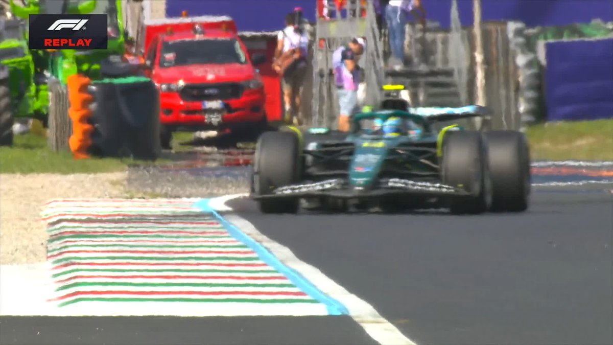 🔙 En el anterior GP de Italia hubo gente, y no poca, que culpó a Fernando Alonso de romper la suspensión 😭 Decían que se había subido demasiado a los pianos Resultó ser una piedra que salió despedida del coche de Norris y le perforó la suspensión