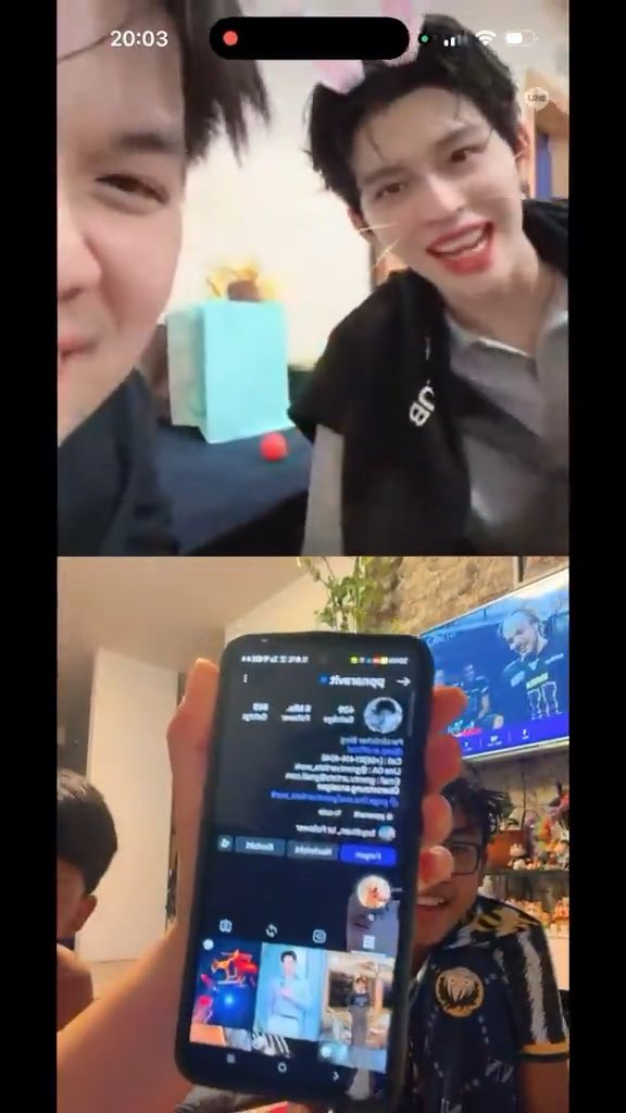 Jadi gini CERITANYA guys 🤭 ada staf yang ponakannya nggak percaya kalau staf itu kerja bareng artis terkenal, jadi stafnya video call bareng Pond 😭🤣 Terus ponakannya saking nggak percayanya sampai buka Instagram Pond dan bandingin muka Pond di Instagram sama muka aslinya yang lagi video call (BERKALI-KALI) 😭🤭 Terus dua anak kecil itu nanya, “Ini beneran kamu?” Pond sampai ketawa dengernya, terus confirm kalau iya, ini beneran Pond. WKWK GEMES BANGET Pondd 😭😭🤣🤭 #ppnaravit #PondPhuwin #ปอนด์ภูวินทร์ PONDPHUWIN ROME MOMENT D2