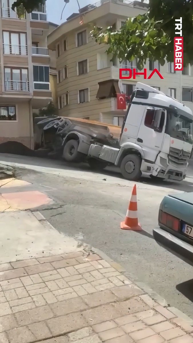 Kağıthane’de kum boşaltan hafriyat kamyonunun damperi park halindeki otomobilin üzerine devrildi.
