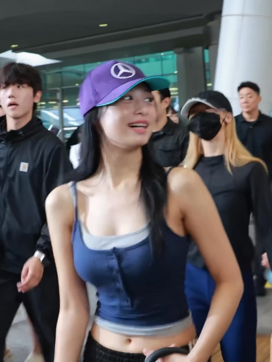 girl knows she's a hottie #AHYEON