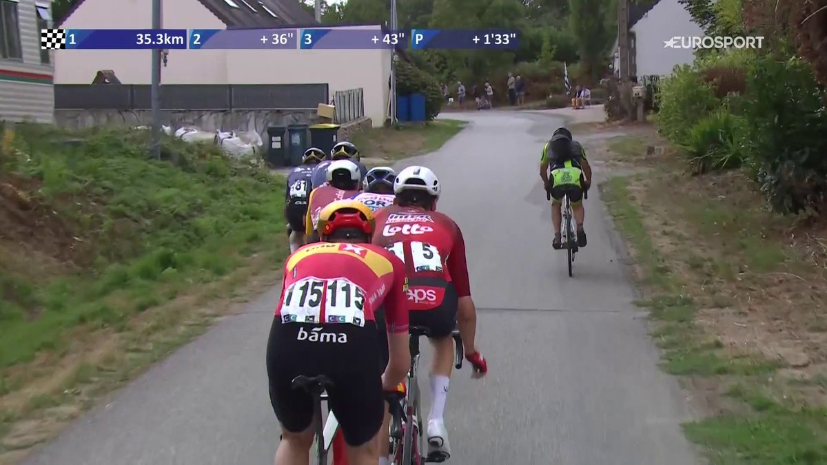 🍼😅 "Señor, qué hace usted ahí" 👀 El momentazo en la Clásica de Bretaña con un aficionado que pasaba por allí #LaCasadelCiclismo