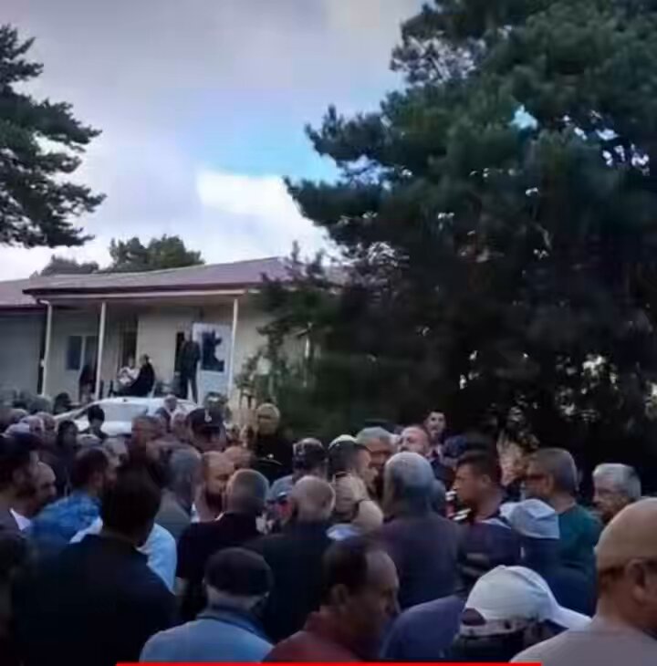 Sivas’ta Kılıçdaroğlu’na Tepki Banaz’da düzenlenen Pir Sultan Abdal Anma Etkinlikleri’ne CHP Sivas İl Başkanı ve yönetimi de katıldı. Ancak etkinlik sırasında alandaki vatandaşlar duruma tepki gösterdi. Katılımcılar, üzerinde Kemal Kılıçdaroğlu’nun görseli yer alan aracın alandan çıkarılmasını talep etti. Gerginlik üzerine devreye giren jandarma ekiplerinin müdahalesiyle söz konusu araç bölgeden uzaklaştırıldı. Video: Yurt ve Dünya