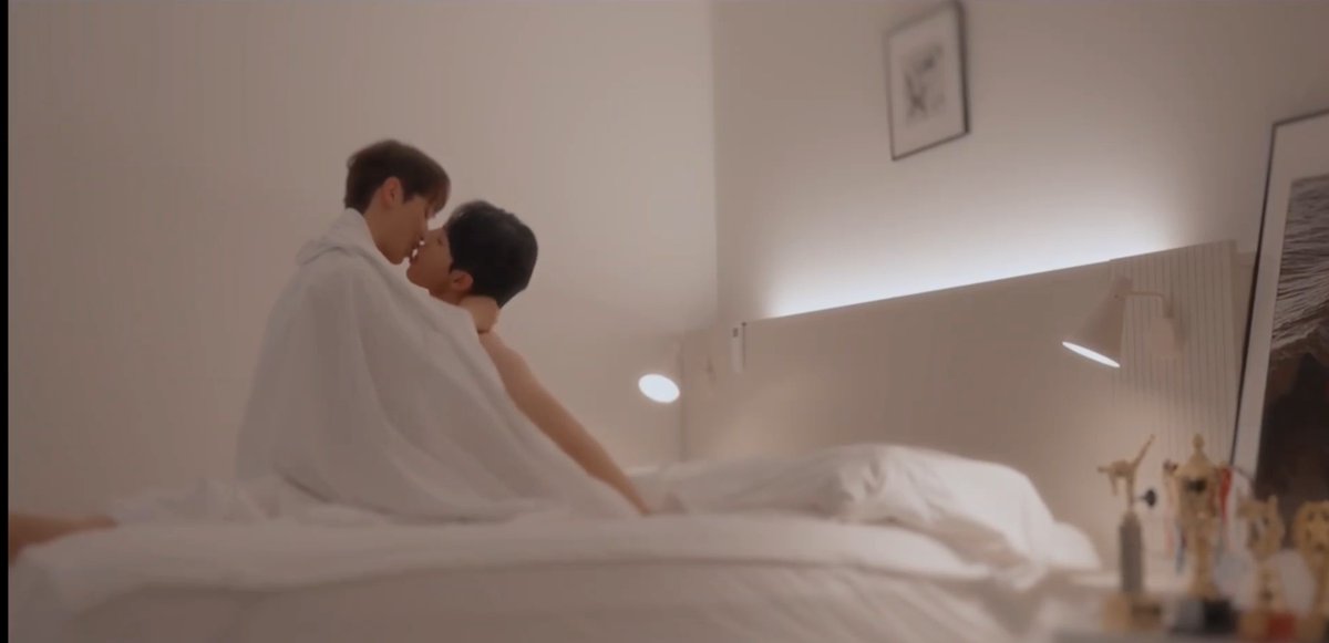 1화의 첫 장면도 도현이 은호와 성적인 관계를 맺는 꿈이었고, 2화의 첫 장면도 성인 여성 잡지를 보던 도현이 결국 은호의 사진을 바라보며 욕정하는 장면으로 시작해. 나는 이걸 단순히 자극적인 장면으로 시선을 끌기 위한 장치만은 아니라고 봤어. 물론 BL 작품에서 강한 장면으로 시작하는 건 시청자의 관심을 끌기 위한 효과도 있겠지만, 두 화의 장면을 나란히 놓으면 서사적인 의도가 있는 것 같음... 특히 중요한 건 같은 소재를 두 번 반복했다는 것... 1화에서는 도현이 꿈을 통해 은호를 욕망해. 자신이 감정을 인식하기도 전에 시청자가 먼저 도현의 무의식을 엿보게 되는 구조야. 그리고 현실로 돌아온 뒤에도 은호를 바라보면서 꿈속의 모습이 겹쳐 보이잖아. 처음에는 꿈이라는 비현실적인 공간에서만 나타났던 감정이 현실까지 이어지는 거지. 그런데 2화에서는 조금 달라져. 처음에는 성인 여성 잡지를 보다가, 결국 도현의 시선이 향하는 곳은 은호의 사진이야. 1화가 무의식적인 욕망이었다면, 2화는 깨어 있는 상태에서 은호를 선택하는 욕망으로 볼 수 있는 것 같아. 그리고 이현의 등장과 맞물리면서 도현의 감정은 더욱 구체적인 형태로 튀어나와. 질투와 독점욕... “왜 저 둘이 같이 있는 게 싫지?” “내 거야.” 나는 이 작품이 도현의 감정을 대사로 설명하기보다, 꿈과 시선, 행동과 신체적 반응을 통해 먼저 보여주는 방식을 택한 것 같아서 흥미로웠어. 처음에는 그저 자극적인 장면처럼 보였던 장면들이 뒤로 갈수록 도현의 감정을 설명하는 복선으로 의미가 바뀌는 것도 재미있고... #하절기 #Summertime #BL #성인호 #김도민