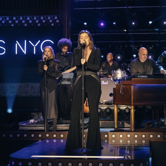 Kelly Clarkson proving that she is the ONLY mainstream singer who can sing Golden on the original key live 😭