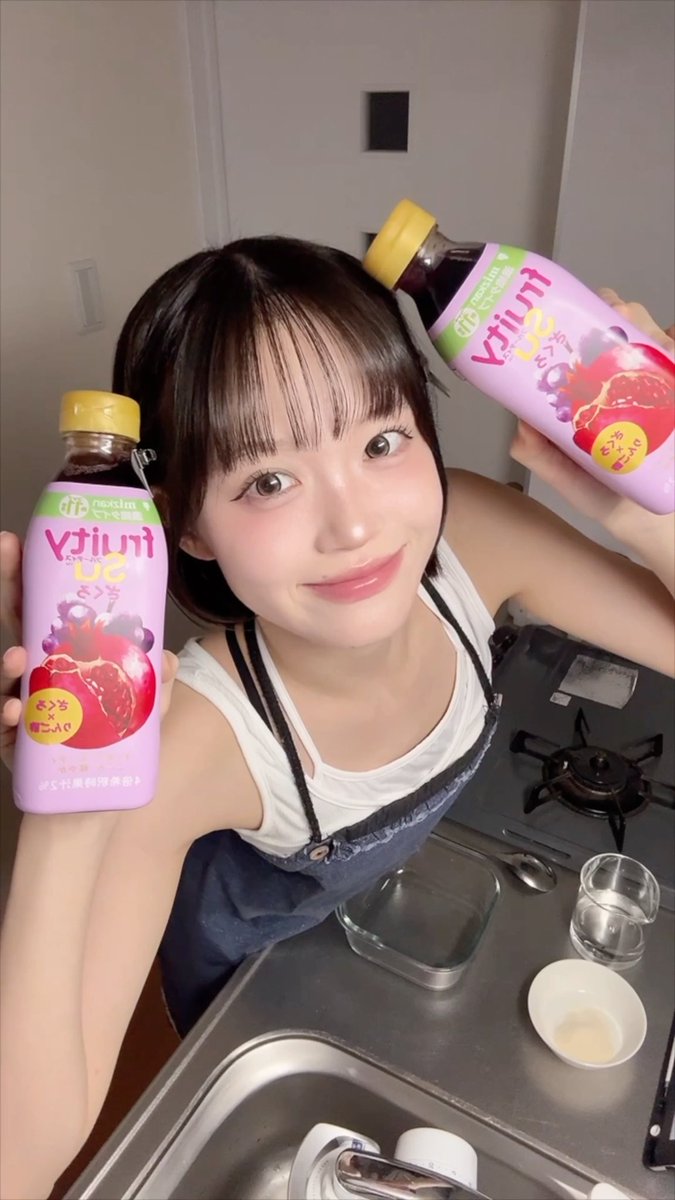 🫧フルーティスざくろゼリー🫧 🍓材料 ・フルーティスざくろ 100ml ・炭酸水 200ml ・水 大2 ・粉ゼラチン 5g ・冷凍ミックスベリー 好きなだけ 🫐作り方 ①フルーティスと炭酸水は常温に置いておく。 ②耐熱容器に粉ゼラチン5gと水大さじ2を入れてゼラチンをふやかし、ふんわりとラップしてレンジで10秒。様子を見ながら加熱し混ぜて溶かす。 ※ゼラチンが溶けきらない場合は10秒ずつ追加して調整してください。 ③フルーティスざくろ100mlを加えてゼラチンをよく溶かしてから炭酸水200mlと冷凍ミックスベリーを入れてやさしく混ぜ、冷蔵庫で2時間以上冷やしたら完成。 💡お好みのフルーティスと果物でアレンジもできるよん🍇🫧 ※たんぱく質分解酵素を含むフルーツ(生のパイナップル・キウイ・メロンなど)はゼラチンが固まらないことがあります。 真似したら #ミツカンとそよのごはん で投稿してね!いいねしにいくねん♡ #PR #フルーティス #ミツカンとそよのごはん ※「フルーティス」は(株)Mizkan Holdingsの商標です