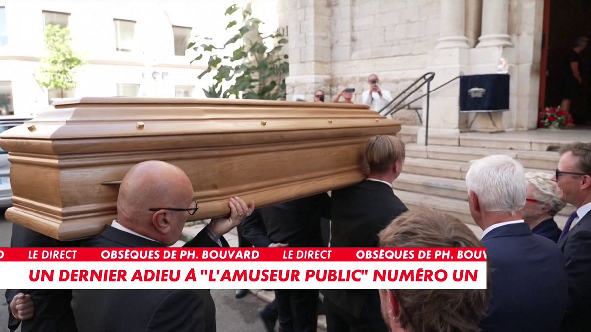 Le cercueil de Philippe Bouvard est entré dans l'église Notre-Dame de Bon Voyage à Cannes. Le journaliste et animateur de radio s'est éteint le 24 août à 96 ans. Toute l'info est à retrouver sur