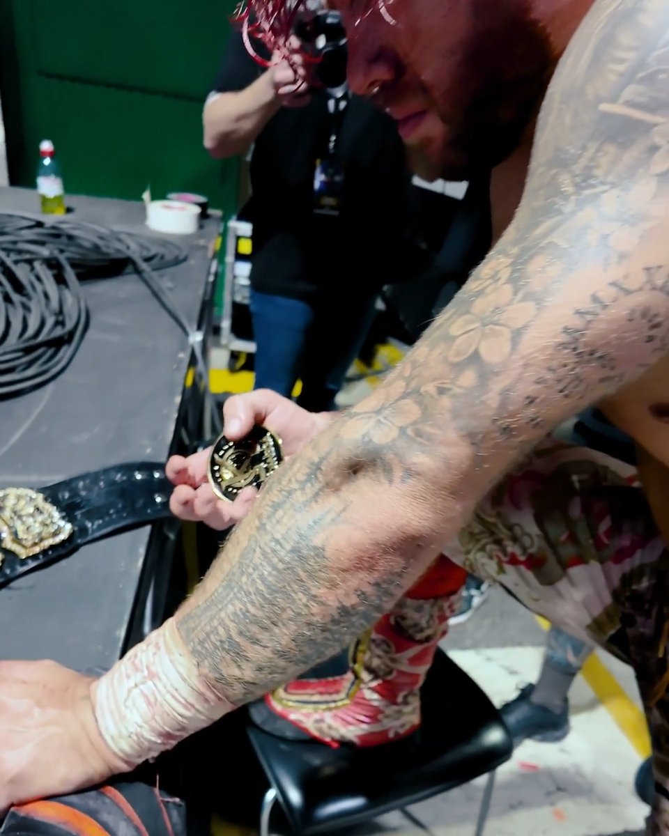 While NEW AEW World Champion Will Ospreay • ウィル・オスプレイ was getting his side plates installed, he decided to keep one of the side plates of his #AEWAllIn London opponent, Kenny Omega.