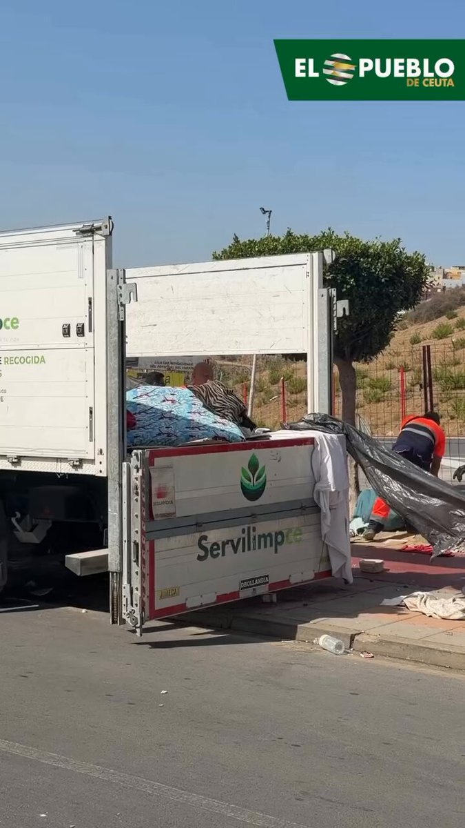 Servicios de limpieza tirando la mierda de los invasores para no sufrir plagas de ratas 📹 El Pueblo de Ceuta