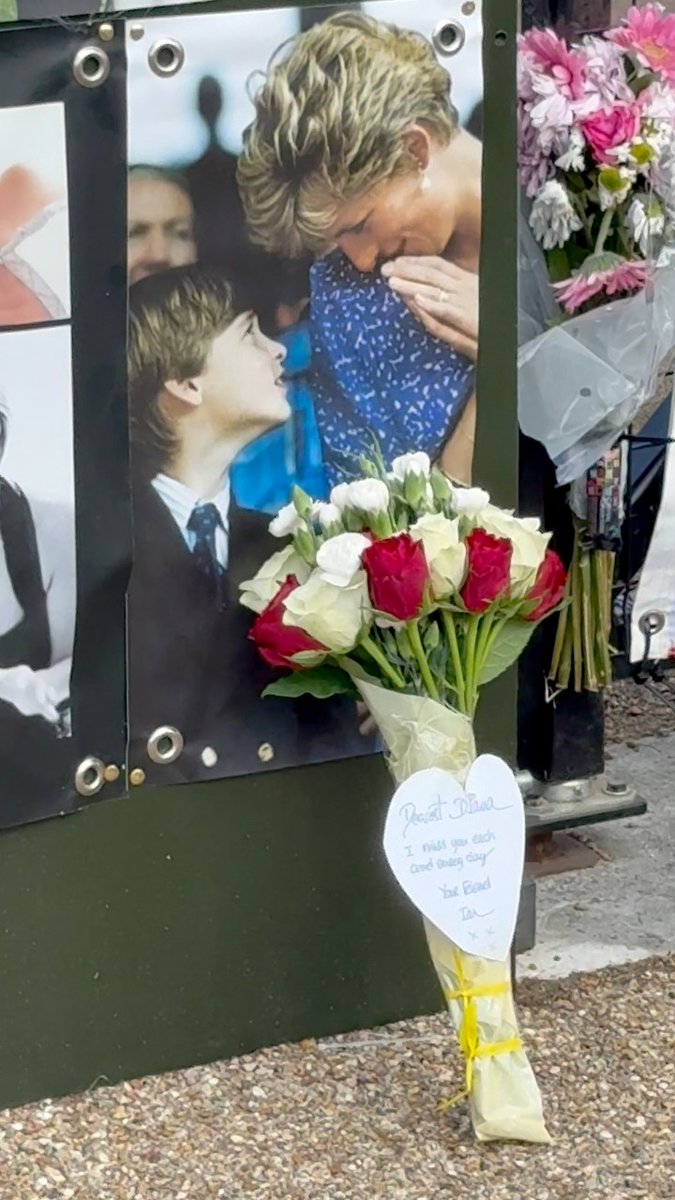 Fans laid flowers at Kensington Palace today to mark Princess Diana’s 29th death anniversary 💐❤️ © Mark London reels