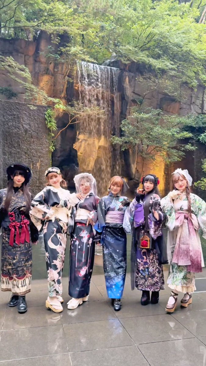 3ヶ月前からゆいんちゃんが企画してくれた浴衣女子会♡ 可愛い浴衣いっぱいお迎えしたからみんなで着ましょうって誘ってくれたの🎶 お祭りとか、花火とか今年は(も)夏らしいこと全然できてなかったから、8月の終わりにこうやってなかよしのみんなで思い出作れてとーっても楽しかった☺️ 普段和装はあんまりしないんだけど、着てみると可愛いねっ🥺✨✨ でもハマったら深そうだし、抜け出せなくなりそう笑 何よりトリプルさんの浴衣の柄が可愛すぎた… 星座が浮かんだ夜空に、人魚のような魚座の尾っぽ🧜♀️ 手を広げると艶やかな翼のようにも見えて、動画ではたくさん見てほしくて手広げるカットばっかりになってました笑 幻想的で美しい♓️✨ 記憶を頼りに感覚で着たので、着方は大目に見てください🥹笑 またみんなで楽しいことしたいな🙌