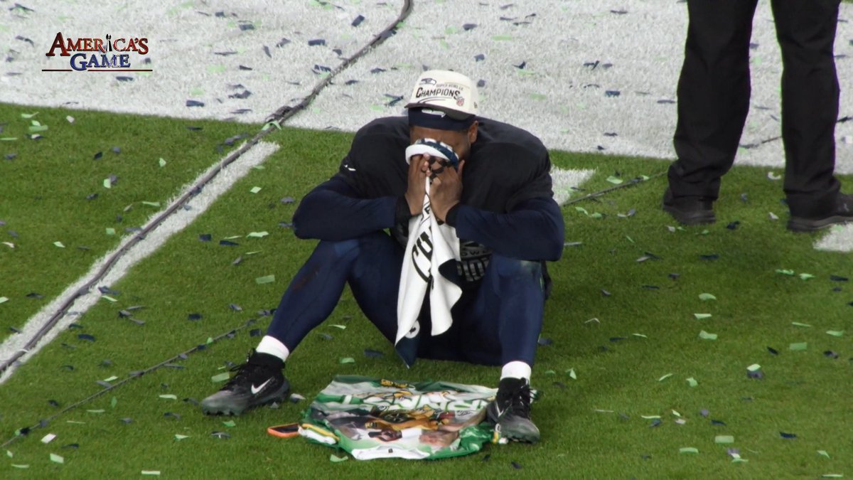 Following the @seahawks Super Bowl LX win, Ernest Jones had a very special moment on the field to honor his father, who passed away last year 💚