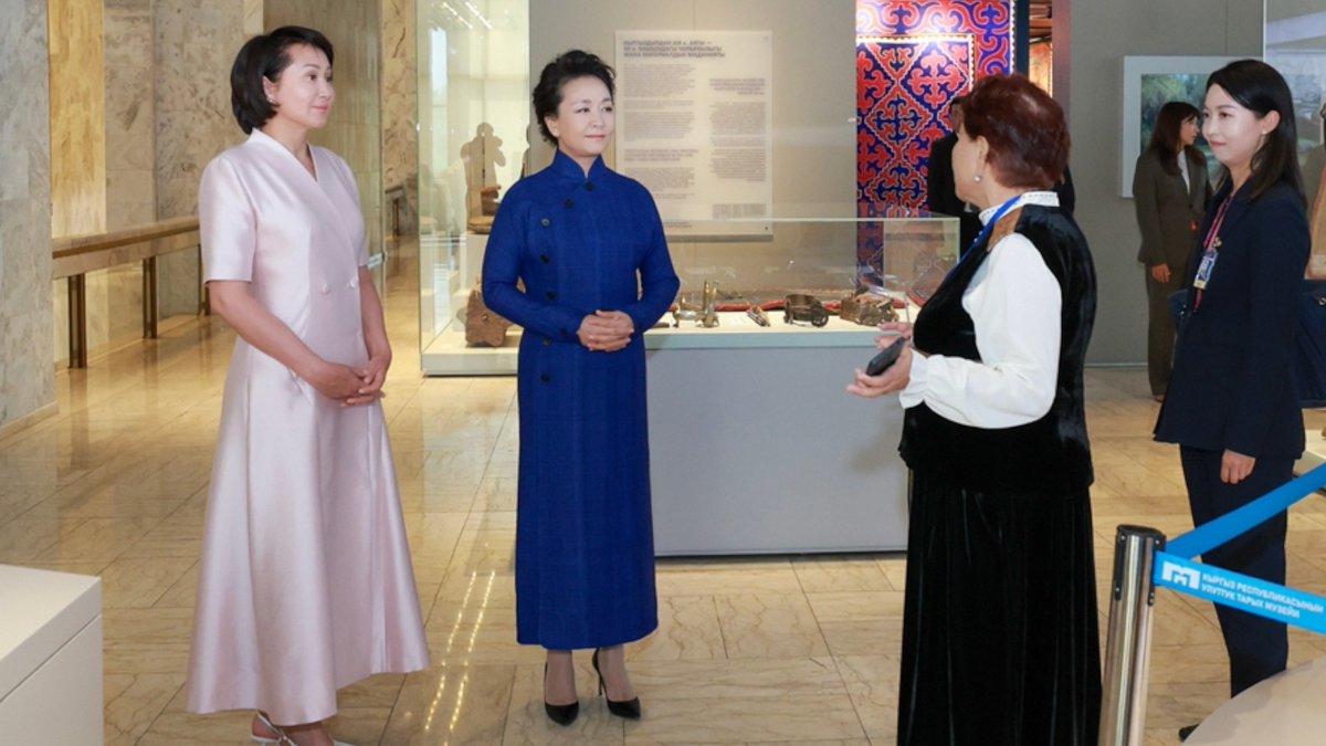Peng Liyuan, wife of Chinese President #XiJinping, visits Kyrgyz national historical museum with Kyrgyz first lady Aigul Japarova #SCO2026 #SCO25Years #SpotlightBishkek