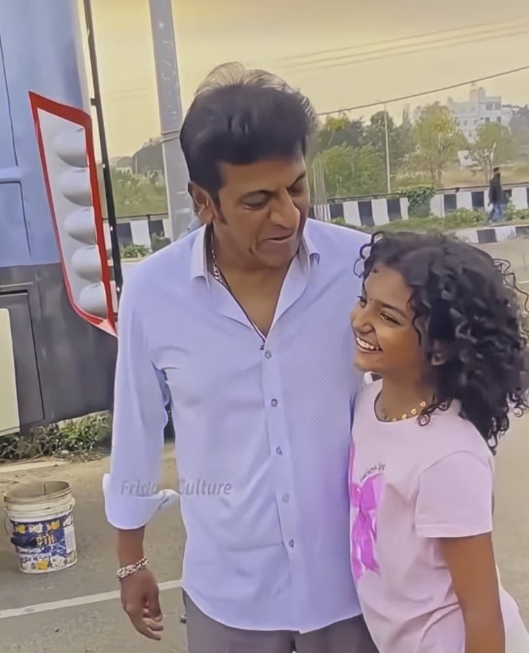 Shivanna is a man with golden heart ! DrShivaRajkumar Meets and appreciates the girl who acted as RaviTeja’s daughter in Irumudi !