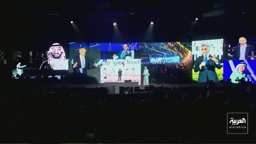 فخر وطني بلغة يفهمها العالم 🇸🇦 تابعت اليوم كلمة معالي وزير الاتصالات وتقنية المعلومات م. عبدالله السواحة، في افتتاح #LEAP نموذج لافت لكيف يمكن للقائد أن يقدم الفخر الوطني أمام جمهور عالمي بلغة تستند إلى الإنجاز والأرقام والطموح. قراءة اتصالية تحليلية : 1. المقارنات الذكية ▪︎ تكرار مفردات مثل: الأسرع ، الأكبر ، الأول ، من بين الأفضل . ▪︎ استخدام المقارنة مع دول ومراكز تقنية عالمية. ▪︎ الهدف : تحديد موقع السعودية داخل المشهد التقني العالمي، وأن السعودية تحقق تقدمًا تقنيًا وتنافس عالميًا. 2. بين الأرقام والقصص : ▪︎ استخدم معاليه الأرقام والمؤشرات والنماذج بطريقة لافتة . ▪︎ الأرقام تمنح الخطاب: المصداقية + الوزن + القابلية للقياس. ▪︎ القصص تمنح الأرقام: الجاذبية + المعنى + القدرة على التذكر. ▪︎ النتيجة: التحول التقني أصبح قصة قابلة للتداول والتذكّر. 3. الإنجازات والمستقبل : ▪︎ الإعلان عن مشاريع واستثمارات وصفقات ضخمة. ▪︎ الانتقال من الحديث عن الإنجاز إلى الحديث عن الفرص القادمة. ▪︎ وكأنه يقول: الإنجازات الحالية هي قاعدة للمستقبل. وفي النهاية .. يمكن اختصار البناء الاتصالي للخطاب في مسار متسلسل: أنجزنا نملك القدرة ننافس عالميًا نعرف إلى أين نتجه يمكنكم أن تكونوا جزءًا من المستقبل. فعلاً .. فخر وطني بلغة يفهمها العالم 🇸🇦