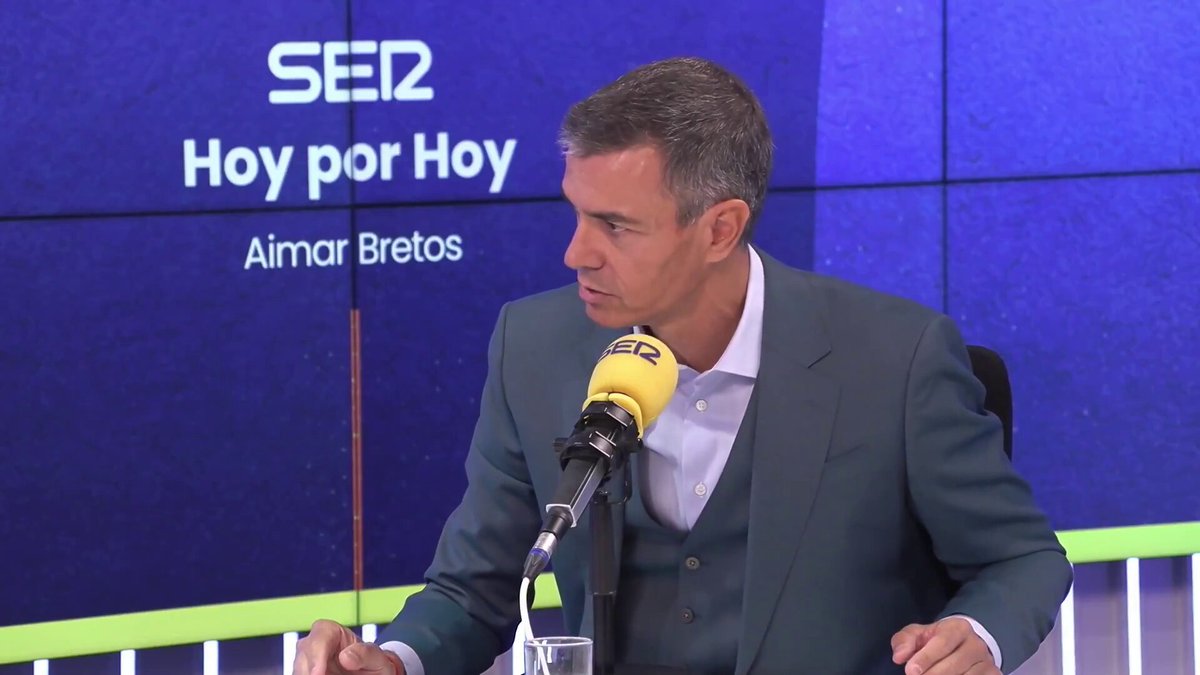ℹ️ Torna a agafar força el rumor d’un possible referèndum monarquia-república impulsat per Pedro Sánchez. 👑 Les últimes setmanes s’han multiplicat els episodis de tensió entre membres del Govern espanyol i Felip VI. Avui Sánchez ha retret públicament al rei que no hagi visitat mai Ceuta des que va accedir al tron el 2014 i ha assegurat que aquesta visita «es farà». ⚡ El moviment arriba després que Óscar Puente carregués durament contra Felip VI per la fotografia amb Javier Negre, acusés la Casa Reial de traspassar una «línia vermella» i reivindiqués la seva «ànima republicana», tot i defensar també que la monarquia ha estat útil. 🗳️ En aquest context ha tornat a circular una teoria que ja s’havia plantejat mesos enrere en cercles polítics i mediàtics: Sánchez podria intentar convertir les eleccions espanyoles del 2027 en un debat sobre el mateix model d’Estat i plantejar una consulta monarquia-república. 📅 Si realment ho tingués al cap, el 2027 seria l’any clau. Podria intentar impulsar un referèndum consultiu abans de les eleccions o, més probablement, convertir-lo en compromís electoral i promoure’l durant la legislatura següent, per exemple a partir del 2028 si continua a la Moncloa i disposa dels suports necessaris. ⚖️ La Constitució permet al president espanyol proposar una consulta d’especial transcendència, però necessita l’autorització per majoria absoluta del Congrés. I una victòria de l’opció republicana en aquesta consulta no aboliria automàticament la monarquia. 📜 Per convertir Espanya jurídicament en una república caldria una reforma constitucional molt més complexa: dos terços del Congrés i del Senat, dissolució de les Corts, noves eleccions, una nova aprovació per dos terços de les dues cambres i, finalment, un referèndum obligatori. 🤔 Per ara el PSOE continua defensant oficialment la monarquia parlamentària, però l’acumulació de friccions amb la Corona i el fet que diversos analistes ja situïn el debat en l’horitzó electoral del 2027 expliquen que el rumor hagi tornat amb força. Potser és l’única manera que troba, a hores d’ara, Pedro Sánchez perquè els partits processistes li segueixin donant suport i aquests, a Catalunya, puguin vendre de nou una falsa esperança per seguir remenant la perdiu i prenent el pèl al personal uns quants anys més, per seguir parant la mà i mantenir poltrones.