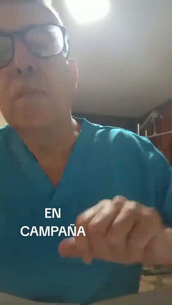Y aquí vamos otra vez... Recientemente comenté sobre el debate que se había generado por un video donde un médico infectólogo le informa sobre un diagnóstico de VIH a un sujeto de 25 años durante una consulta y, posteriormente, el médico difunde el contenido en redes sociales (SIN QUE EN EL VIDEO SE PUEDA IDENTIFICAR A LOS INDIVIDUOS QUE SE ENCUENTRAN EN LA CONSULTA, ya que solo se ve al médico y se escuchan las voces de un hombre y una mujer). Pero, como es costumbre, las cortes de opinadores siempre necesitan sentenciar cualquier video u opinión... Lo cierto es que el médico ha subido algunos videos en su cuenta de TikTok (@muchomasqueinfecciones) para, de alguna forma, "defenderse" de los que, según sus palabras, podrían estar intentando ensuciar su nombre o reunir evidencia que lo pudiera llevar a un juicio para su inhabilitación profesional. (Sí, sí cursé Medicina Legal / Deontología, antes de que salga alguno de esos jueces mmgs que abundan en redes sociales). Si bien es cierto que difundir un video de una consulta no es lo más correcto y que de alguna forma podría violar algunos principios, también es cierto que es muy improbable que por la voz alguien logre identificar al paciente; tampoco está fuera de lugar considerar que este tipo de contenido brinda información vital, más aún en estos tiempos donde la ignorancia se está apoderando de todas las áreas, incluso de lo más esencial de la vida cotidiana. En cuanto a la forma de dar el diagnóstico, cada quien lo hace de la mejor forma que puede y considera. Quien ha tenido la necesidad de informar sobre una enfermedad terminal o incluso la muerte de un paciente a sus familiares seguro que lo entiende; adicionalmente, cada caso es un mundo: no es lo mismo ni se siente igual informar sobre una persona que fallece por causas naturales que informar sobre una muerte por negligencia de los familiares o incluso del mismo paciente...