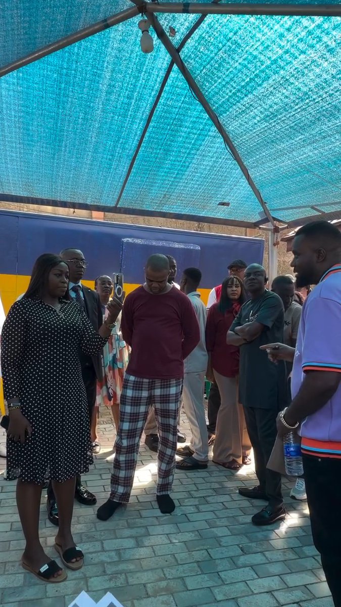 The moment Ifeanyi Onukwubiri of TMT Travels and Tours was brought out to meet some of the people he sc@mmed. Some of them said they had not seen him for over two years. Listen as one of the victims’ wives recounts how her husband allegedly løst his life because of the TMT Travels and Tours incident, while another woman narrates how she travelled all the way from Libya for visa processing, only to allegedly be sc@mmed alongside her family💔😢