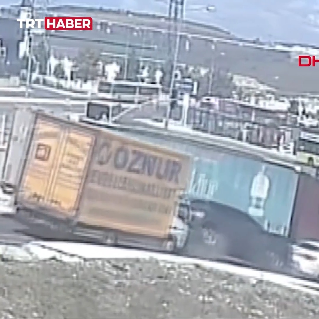 Başakşehir'de yokuştan inen kamyonet, kırmızı ışıkta bekleyen 4 araca çarptı. Kazada kamyonetle tır arasında sıkışan otomobildeki 1 kişi yaralandı.