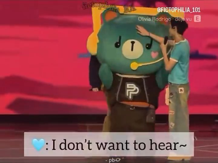 PhorPhor Phuwin 🐼 — Edisi yang terjadi kalau kamu melahirkan anak yang ‘copy-paste’ suamimu 😭😂 PhorPhor 🐼: Aku punya kabar buruk… P’Perm 🧸🎧: Aku nggak mau~ Aku nggak mau dengar~ (nada manja 🥹) 🐼: Ehh? Kok kedengarannya familiar? Aku pernah dengar di mana ya? Dari siapa yaa? Wkwk 😭🤣 Ternyata P’Perm copy paste habit dan cara ngomong Thun Pond 🐻, suaminya PhorPhor 🐼 sendiri… 😭😭😂🤏🏻 #ppnaravit #phuwintang #PERMPOON #PondPhuwin #ปอนด์ภูวินทร์