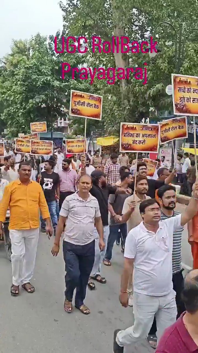 प्रयागराज में आरक्षण को लेकर पहल देखी गई है। अपने हक़ के लिए आवाज़ बुलंद रखो✊ आंदोलन को अपना सहयोग देते रहो🤝 मैदान में हो या सोशल मीडिया पर, पीछे मत हटो🚩 #ReservationReform #Prayagraj #EqualOpportunity #StudentsRights