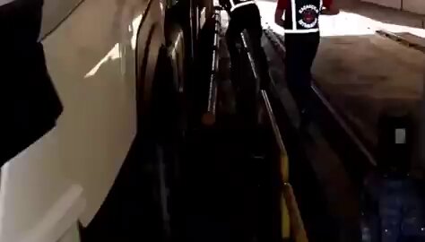 Yurt dışına çıkış yasağı bulunan Arif Kocabıyık, Kapıkule Sınır Kapısı'nda Bulgaristan'a giden bir tırın dorsesinde yakalandı.