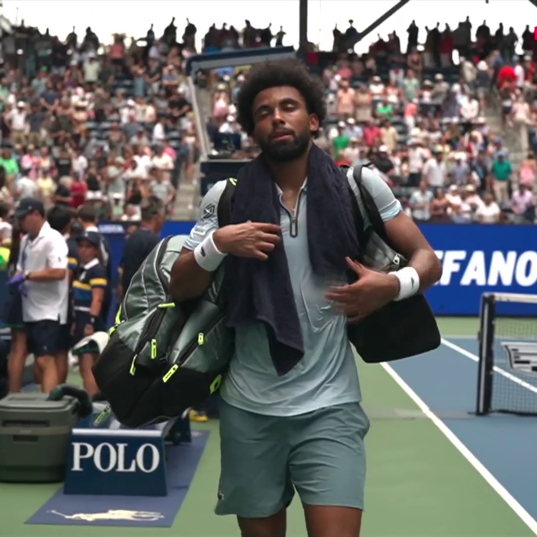 ARTHUR FILS ÉLIMINÉ D'ENTRÉE À NEW YORK 🤯 Petite sensation à l'US Open, le n°1 français s'incline en quatre sets dès le 1er tour face à Tsitsipas (4-6, 7-6, 6-1, 6-4) #HomeOfTennis