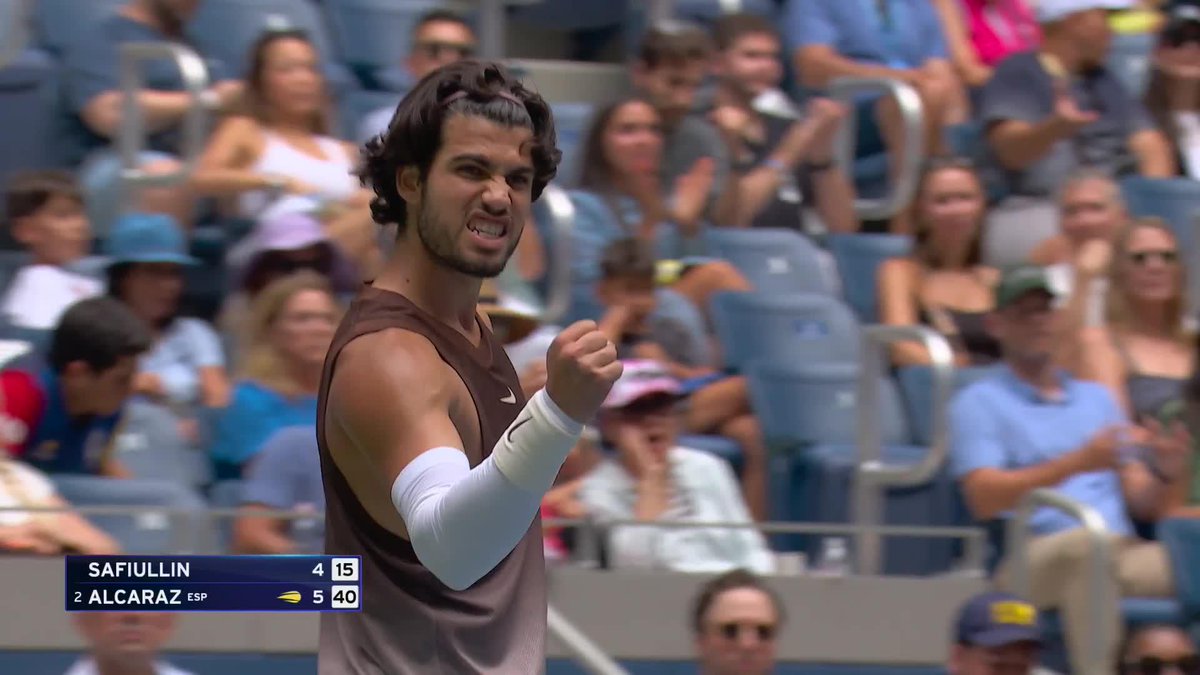 Carlos Alcaraz secures the first set 6-4 vs Safiullin!