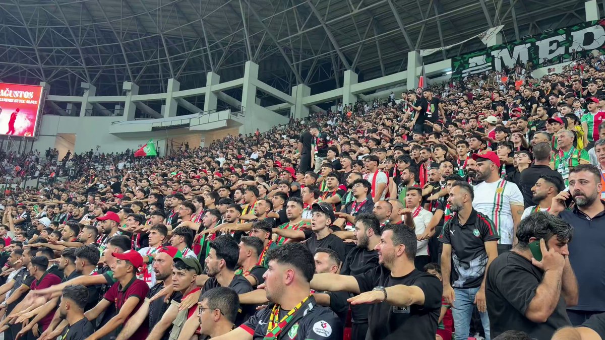 Amedpsor-Trabzonspor maçı öncesi tribünler doldu taştı. Amedspor taraftarı maça hazır. 📽️kırmızıduvaramed