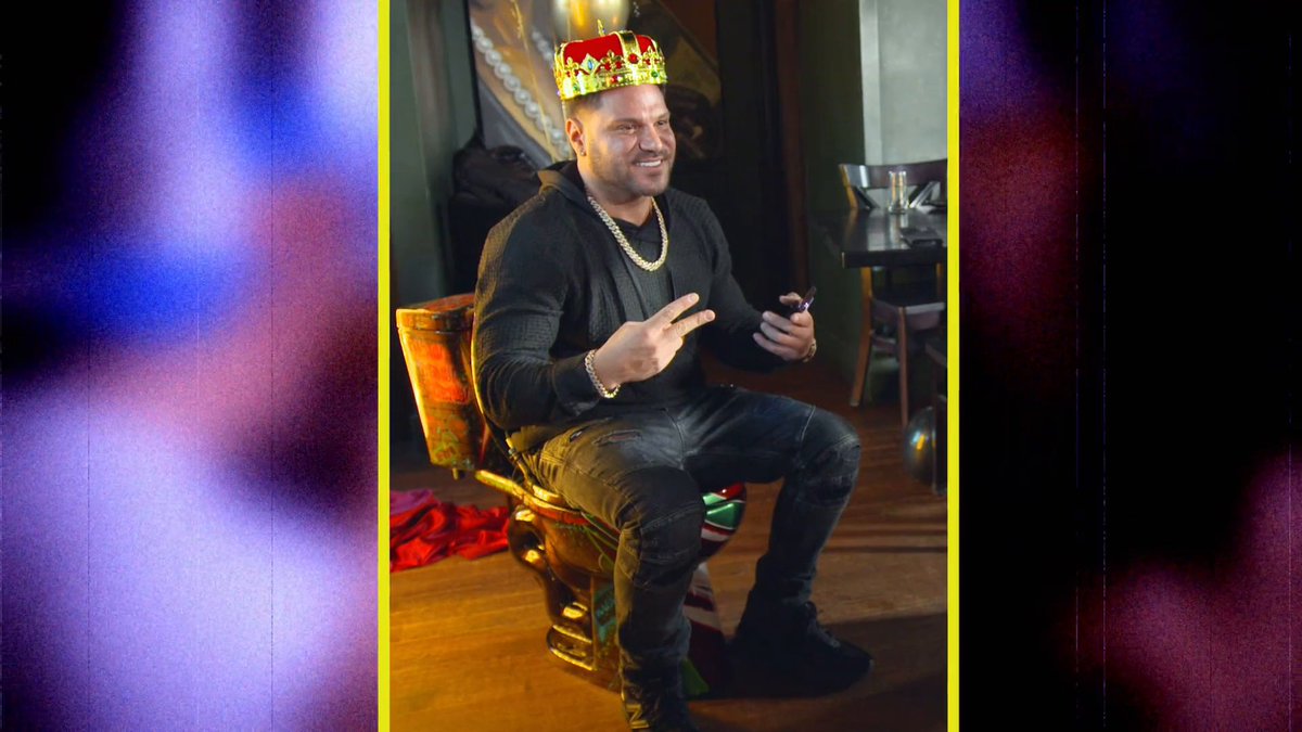 Every king deserves his own throne. 👑🚽 And for Ronnie…this might actually be the perfect gift. 😭 #JSFamilyVacation