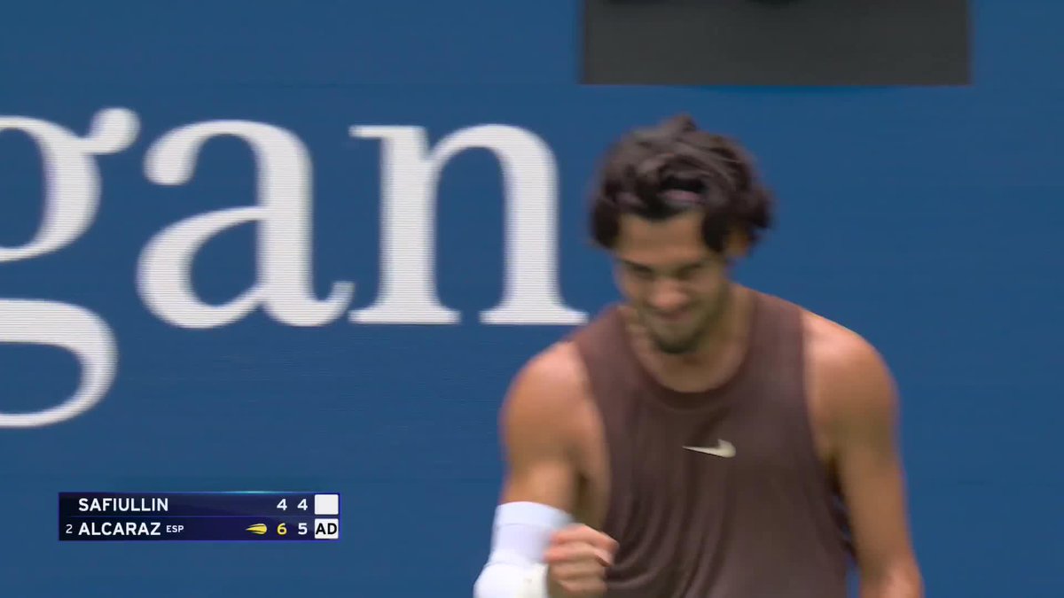 Two sets to love up 👊 Carlos Alcaraz is pumped and so is Travis Scott.