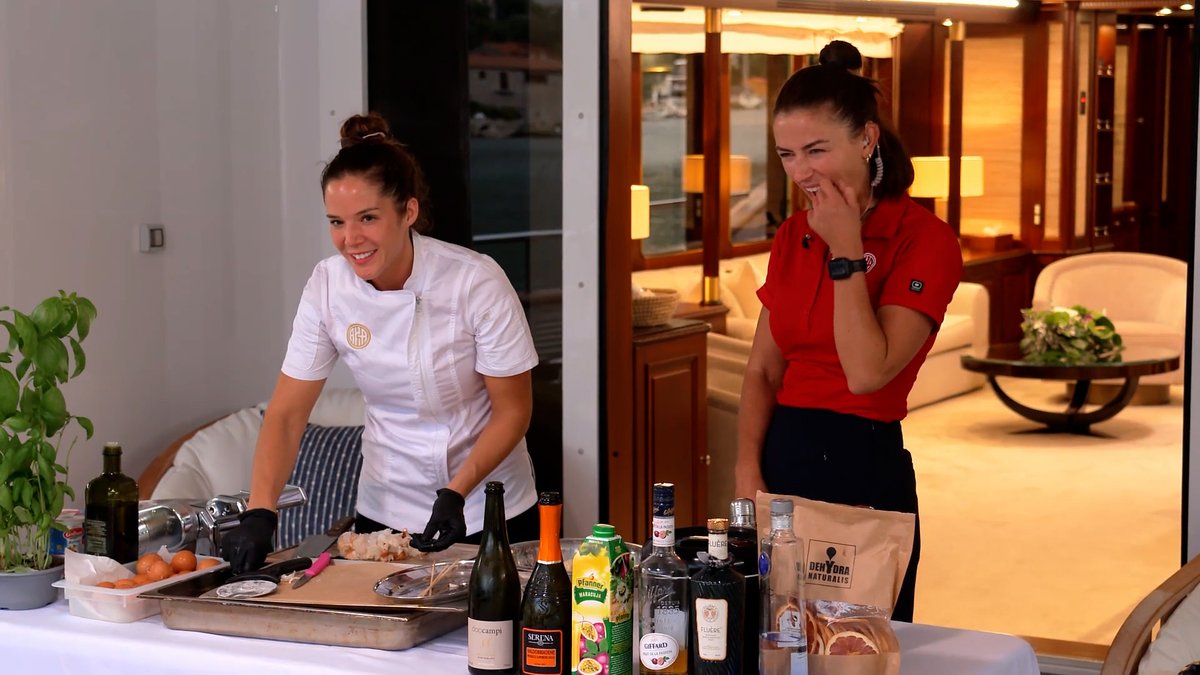 Can't leave the dock? Aesha and Chef Joy will keep you entertained 😄 Don't miss a new #BelowDeckMed TONIGHT!